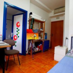 Interior de dormitorio con baño y una cama