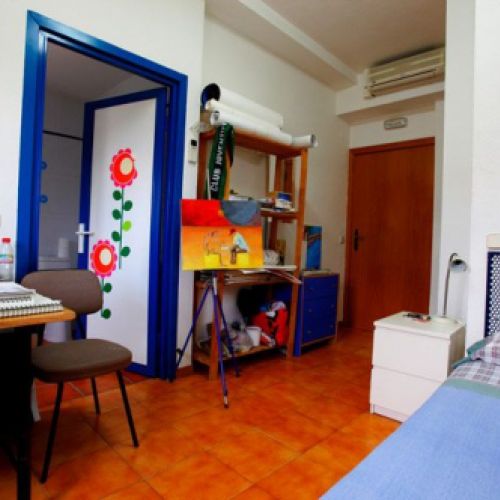 Interior de dormitorio con baño y una cama