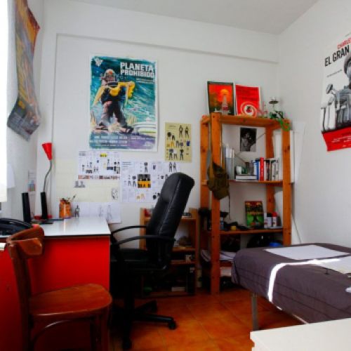 Interior de dormitorio moderno con pósters en las paredes