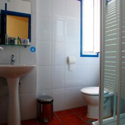 Vista de un baño con plato de ducha