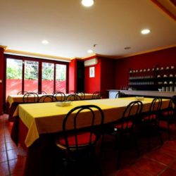 Interior del comedor amplio con mesas y sillas