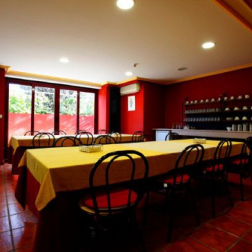 Interior del comedor amplio con mesas y sillas