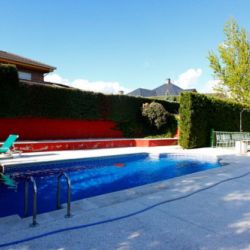 Piscina en patio exterior amplio